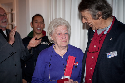 878085 Afbeelding van de oudste vrijwilliger van het museum, Elisabeth ('Bep') Jacobs, geboren op 8 nov. 1930 in de ...